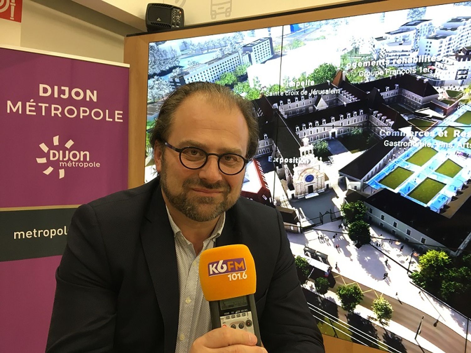 François Deseille ce mardi au micro de K6FM sur le stand de Dijon métropole, à la foire de Dijon